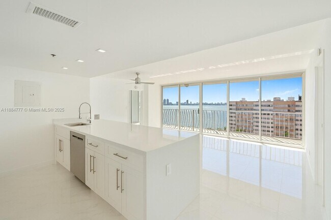 Building Photo - 7601 E Treasure Dr