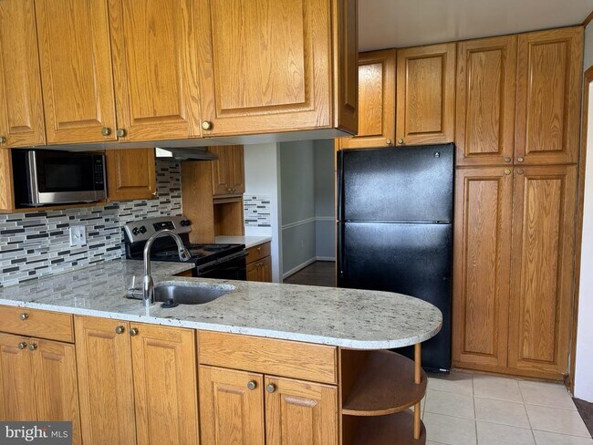 Building Photo - 13100 Cabinwood Dr