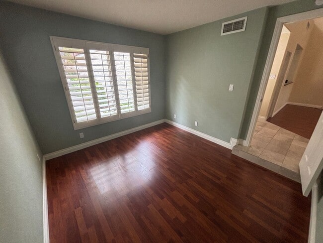 Building Photo - Beautiful 3 bed 2.5 bath townhouse in Spanish Trails!