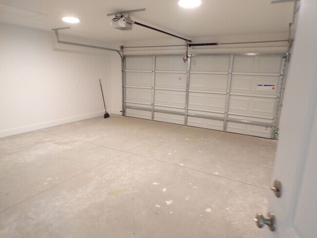Building Photo - Shady Oak Apartments, Lowe Drive, Enterpri...