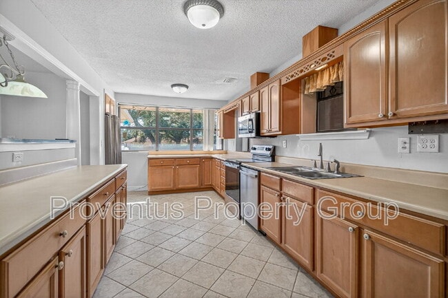 Building Photo - 8 Manor Dr
