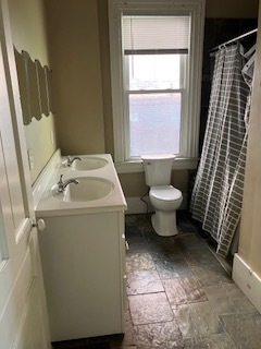 Guest bath w/double sinks - 1924 Sarah St