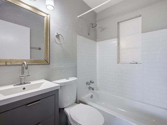 Building Photo - 2 Bedroom 1 Bathroom