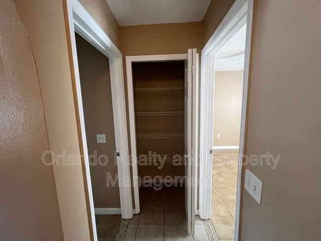 Building Photo - 204 Canterbury Ct