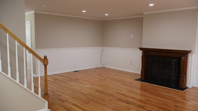 Building Photo - 45 Bristol Ct
