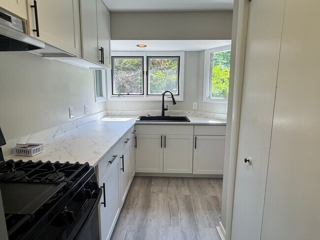 Building Photo - 1 Bedroom, 1 Bathroom Townhouse in High Point!