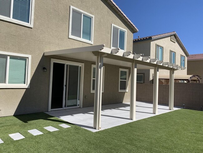 Building Photo - Beautiful 5 bedroom home