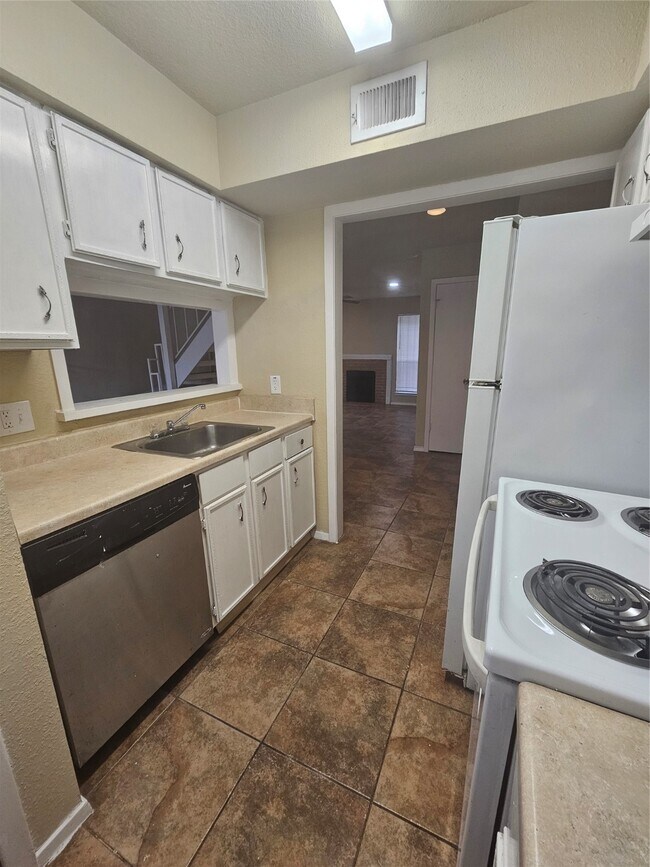 Building Photo - 3303 W Greenridge Dr