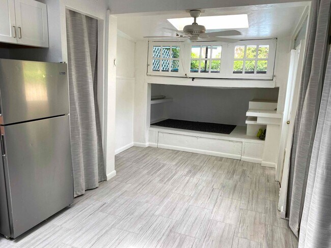 Building Photo - Beautiful large studio 2 blocks from the b...