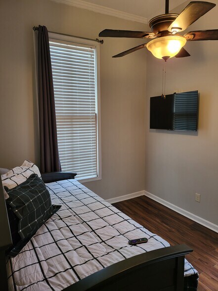 Building Photo - 33 Semple St