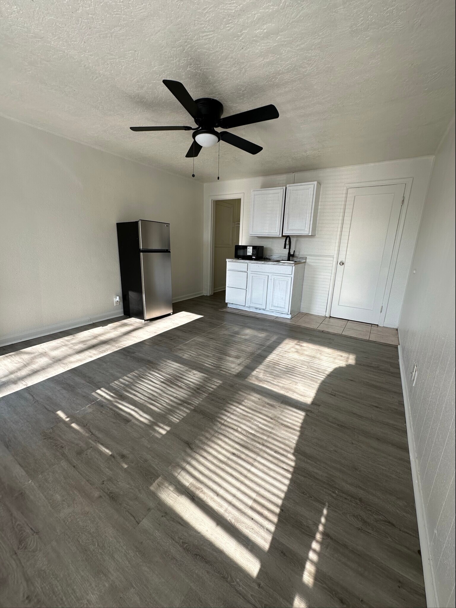 Building Photo - 150 S Main St