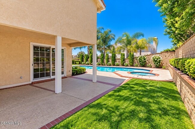 Building Photo - 5801 Middle Crest Dr
