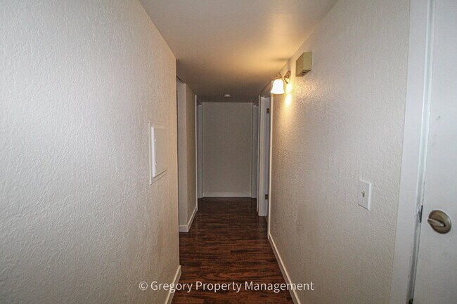 Building Photo - Excellent value in this updated 2 bedroom condo. Easy walk to Juanita beach waterfront park and t...