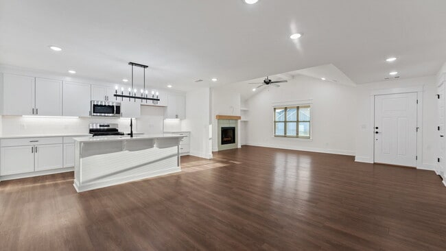 Building Photo - "Charming Farmington Retreat: Spacious 3-B...