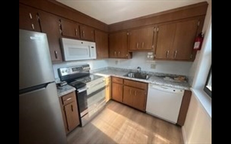 Building Photo - 52 Lynde St