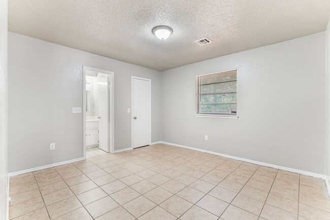 Building Photo - Beautiful brick 3 bedroom, 2 bath, 2 car g...