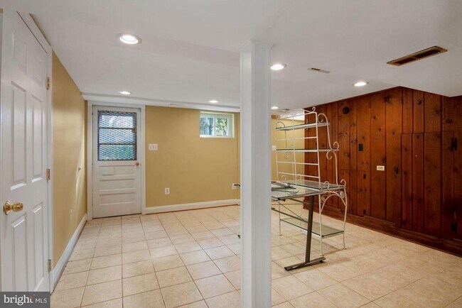 Building Photo - 6807 Dean Dr