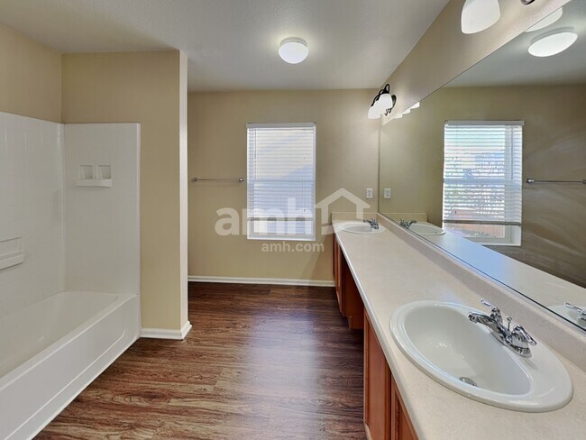 Building Photo - 2630 Coach House Loop