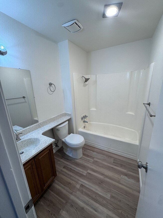 Building Photo - 4 bed townhouse central  Clairemont