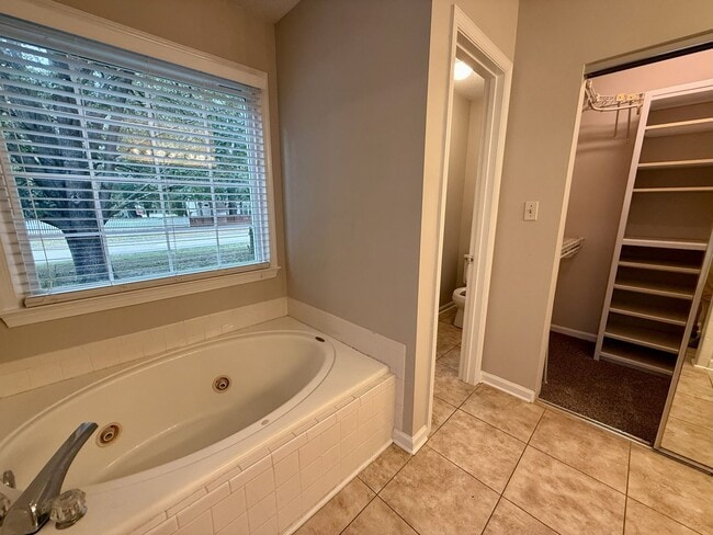 Building Photo - 1024 Laurens Way