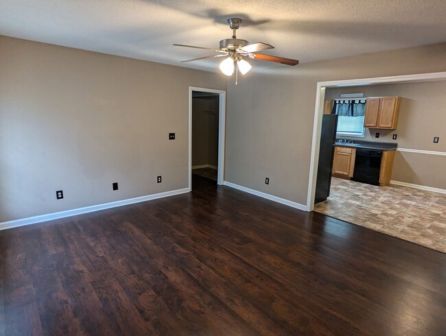 Building Photo - So CLEAN and AFFORDABLE~