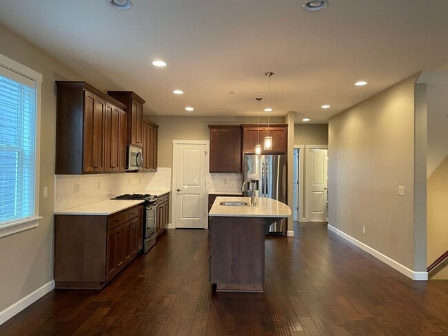 Building Photo - LUXURY 4 BD TOWNHOME! GATED PARKER VILLAGE...