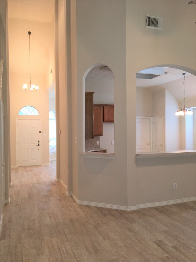 Building Photo - 2214 Valley View Crossing