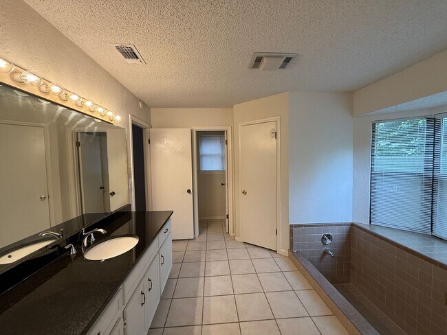 Building Photo - NEAR GOLF COURSE - WELL ESTABLISHED SPICEW...