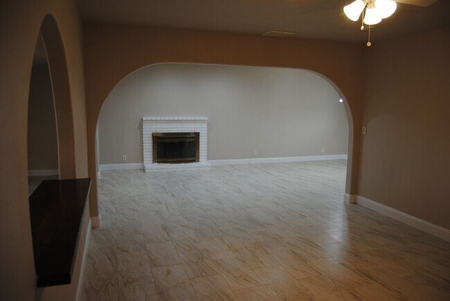 Building Photo - 8817 Butternut Ave