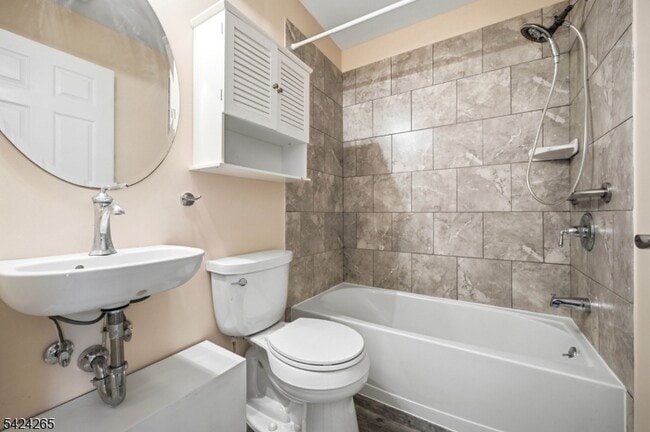 Building Photo - 424 Hartford Dr