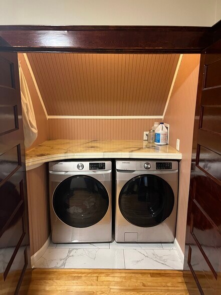 Laundry Room - 1054 Desoto St