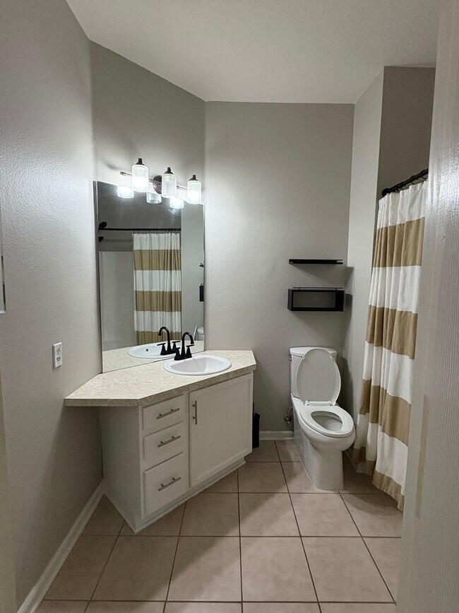 Building Photo - 10550 Baymeadows Rd