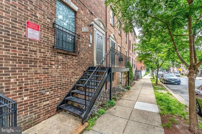 Building Photo - 2123 Young St SE