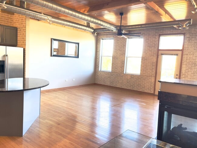 Building Photo - 1675 Town Center St