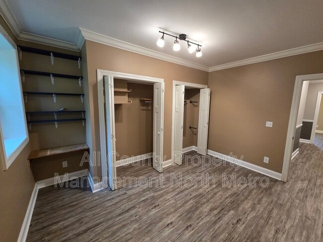 Building Photo - 545 Lakeview Dr