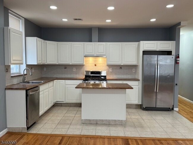 Building Photo - 610 Devon St