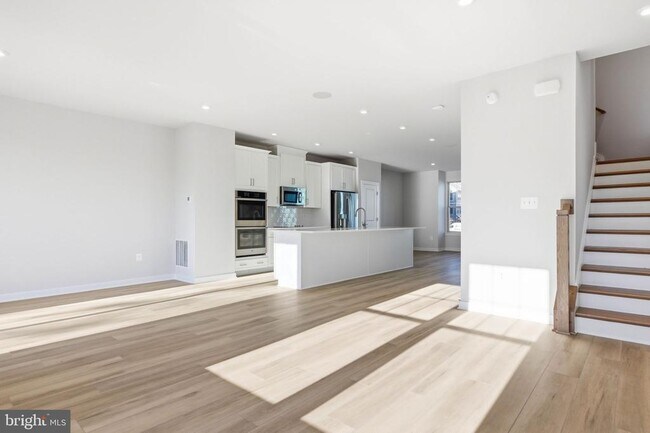 Building Photo - 1011 Venifena Terrace SE