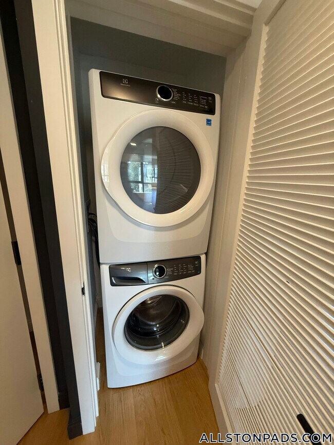 Building Photo - 83 Gardner St