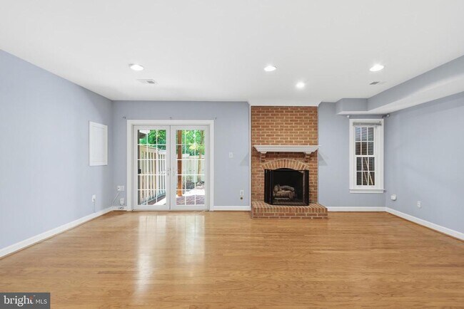 Building Photo - 6323 Barcroft Mews Dr
