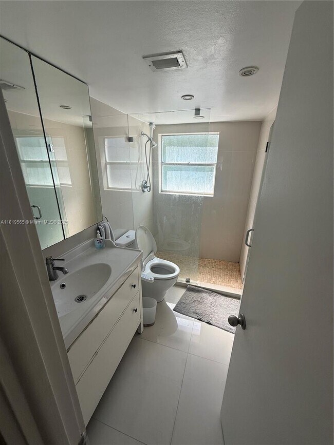 Building Photo - 1881 Washington Ave