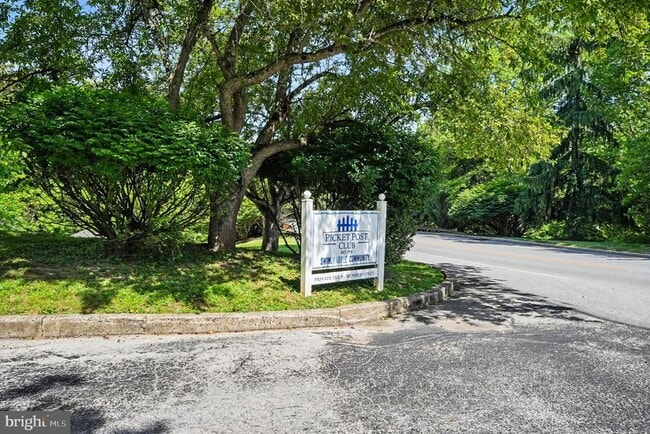 Building Photo - 205 Valley Stream Ln