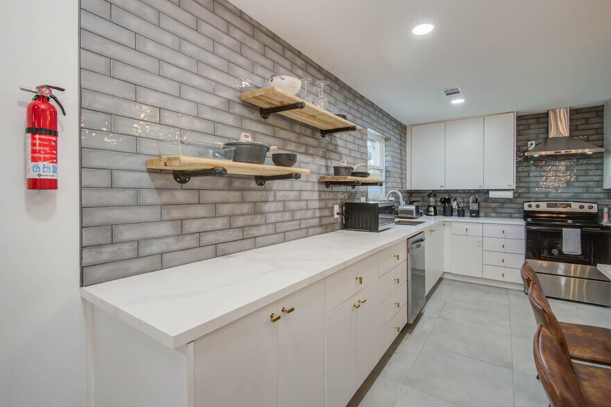 Building Photo - 9515 Meadowglen Ln