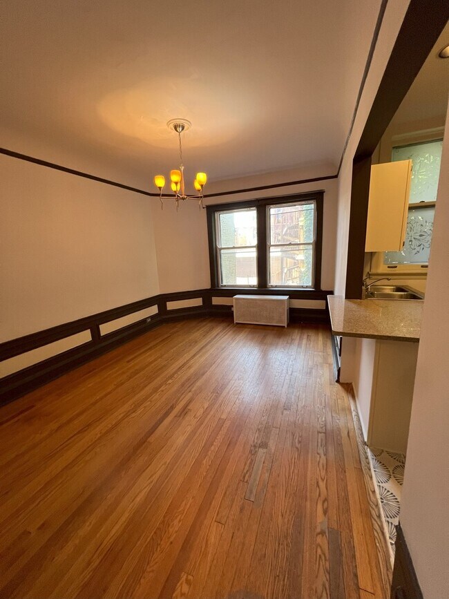 Building Photo - 2206 W Granville Ave