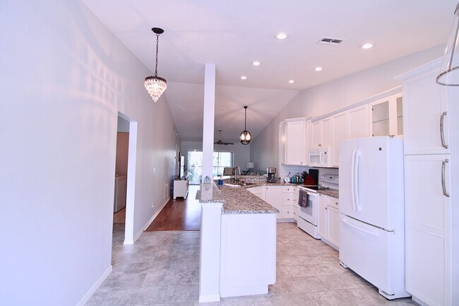 Building Photo - FURNISHED LONG TERM OR SEASONAL RENTAL WALKING DISTANCE TO MERCATO