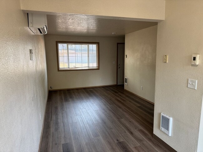 Building Photo - Updated 3 bedroom 2 bath duplex! MOVE IN S...