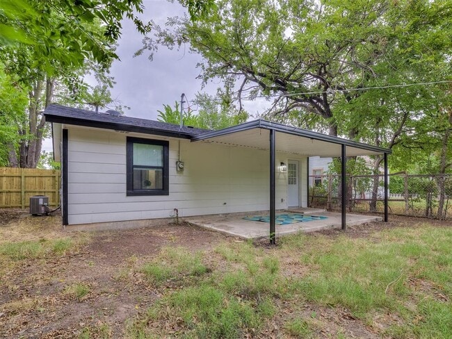 Building Photo - 906 E Comanche St