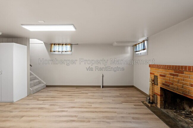 Building Photo - 1619 N Oak St