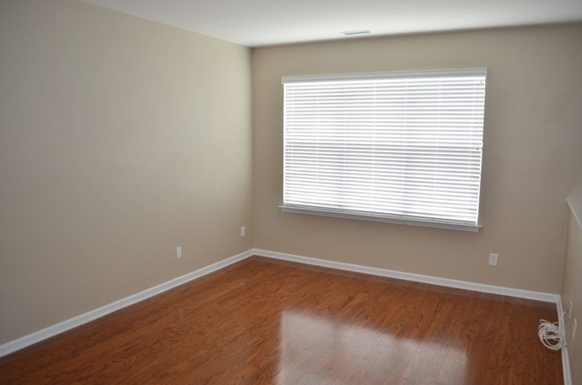 Building Photo - Gorgeous townhome in Cary Park