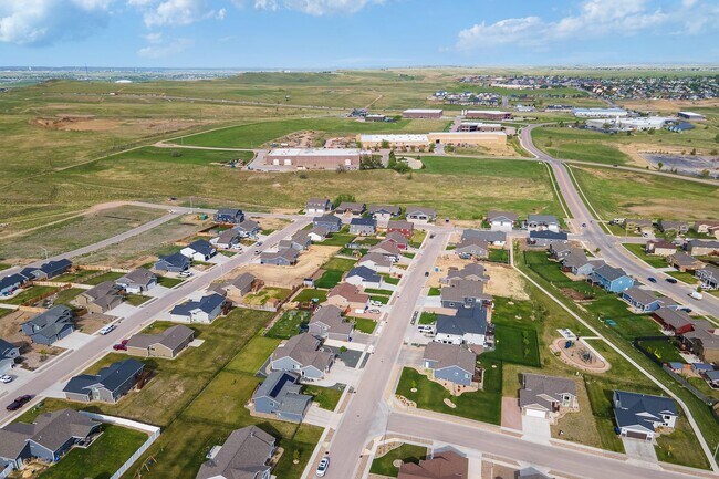 Building Photo - 4 BED | 3 BATH | DOUBLE GARAGE | RAPID VALLEY