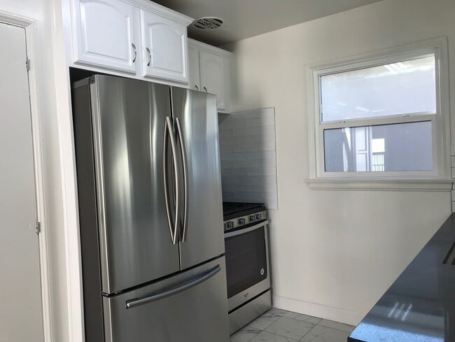 Building Photo - 12936 Moorpark St